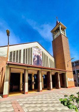 Maceo, Antioquia, Kolombiya. 21 Eylül 2025. Katolik cemaati kasabanın ana parkında yer almaktadır..