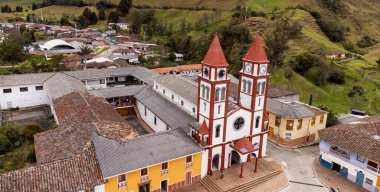 San Felix. Salamina, Caldas, Kolombiya. 6 Ekim 2025. Kasabanın ana kilisesinin panoramik drone görüntüsü.