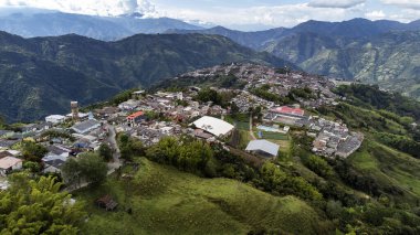 Salamina, Caldas, Kolombiya. 6 Ekim 2025. İHA görüntüsü. Bölümün kuzeyinde bir belediye bulunmaktadır..