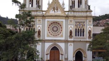 And Dağları, Antioquia, Kolombiya. 8 Ekim 2025. Merhametli Meryem Kilisesi, Katolik Kilisesi.