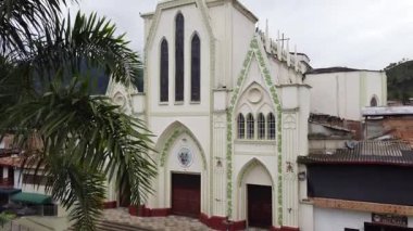 Betania, Antioquia, Kolombiya. 8 Ekim 2025. Kasabanın ana kilisesinin panoramik drone görüntüsü.