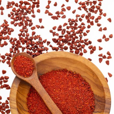 Bixa orellana - kaşıkta ve kasede ezilmiş organik annatto