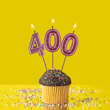 400 sayısını oluşturan mumlar - Sarı arkaplan.