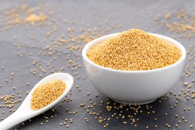 Amaranthus - Bir kâse ve kaşıkta ham araranth tohumları