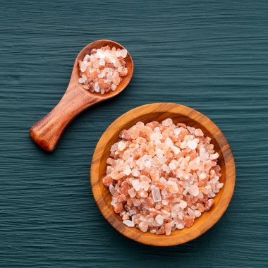 Himalaya pembe ince tuzu kasede saf kristaller ve kaşıkta tuz..