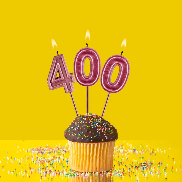 400 sayısını oluşturan mumlar - Sarı arkaplan.