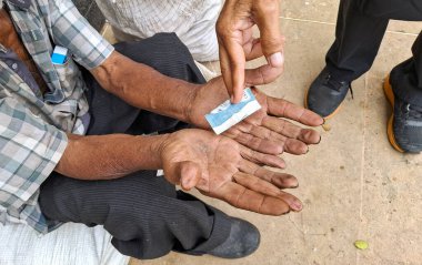 Adam dilenciye fatura kesiyor. Zavallı dilenci para istiyor..