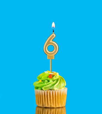 6 numaralı mum - Mavi arkaplanda kek olan doğum günü kartı