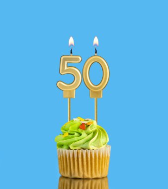 50 numaralı mumlu doğum günü keki.