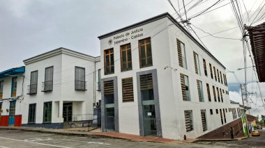 Salamina, Caldas, Kolombiya. 6 Ekim 2025. Adalet Sarayı, belediyenin ana meydanında..