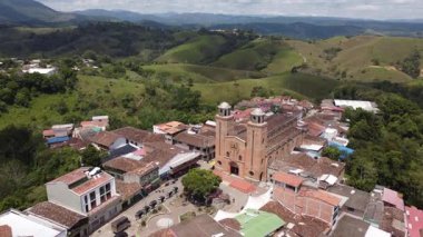 Yali, Antioquia, Kolombiya. 19 Ekim 2025. Kasabanın ana kilisesinin panoramik drone görüntüsü.