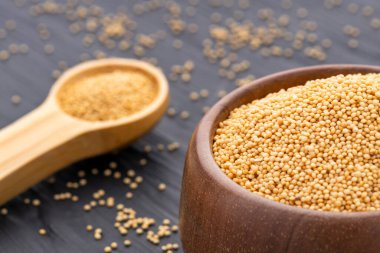 Bir kâse ve kaşıkta ham araranth tohumları - Amaranthus