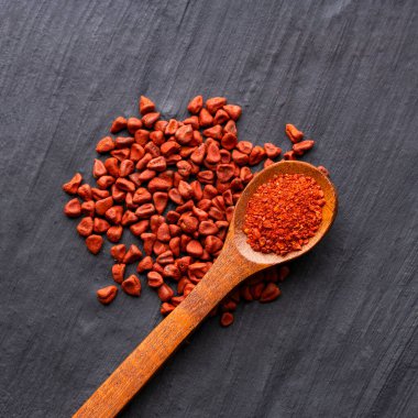 Bixa Orellana - Kaşıkta ezilmiş annatto tohumları