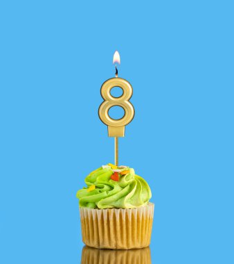 8 numaralı mum - Mavi arkaplanda kek olan doğum günü kartı