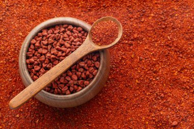 Bixa orellana - kaşıkta ve kasede ezilmiş organik annatto