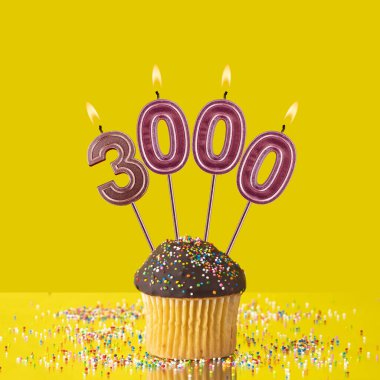 3000 sayısını oluşturan mumlar - Sarı arkaplan.