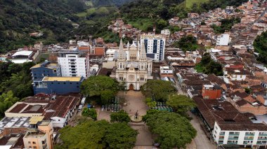 And Dağları, Antioquia, Kolombiya. 8 Ekim 2025. Katolik cemaati kasabanın ana parkında yer alıyor.