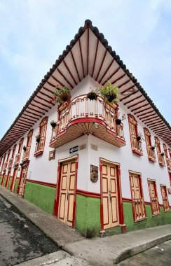 Salamina, Caldas, Kolombiya. 6 Ekim 2025. Koloni tarzı kapı ve pencereler, ulusal bir anıt ve tarihi miras alanı ilan etti..