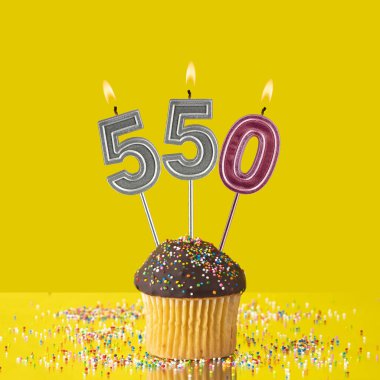 550 sayısını oluşturan mor mumlar - görüntüleme, görüntüleme veya takipçi sayısı.