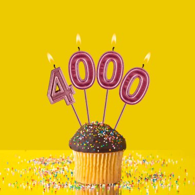 Mumlar 4000 sayısını oluşturuyor - Sarı arkaplan.