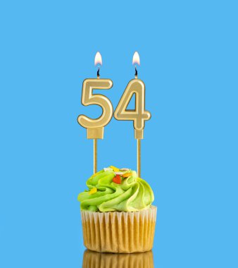 54 numaralı mumlu doğum günü pastası.