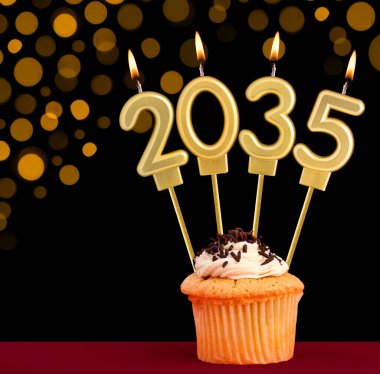 Mutlu yıllar 2035 - Mumlar yanan numaralar şeklinde
