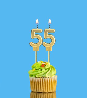 55 numaralı mum - Mavi arkaplanda kek olan doğum günü kartı