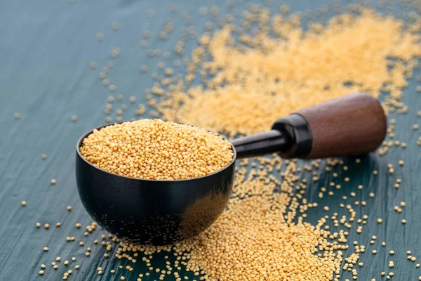 Ölçüm kaşığındaki Amaranth tohumları sağlıklı atadan kalma tahıllar. Amaranthus.