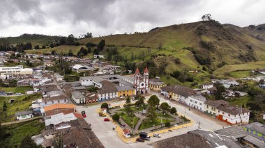 Guatape, Antioquia, Kolombiya. 23 Kasım 2025. Penol kayası ve rezervuarın panoramik drone görüntüsü.
