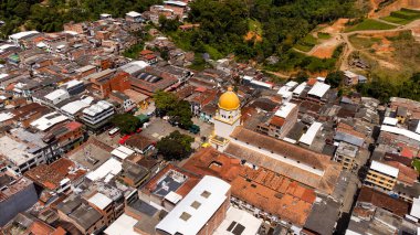 San Rafael, Antioquia, Kolombiya. 23 Kasım 2025. Katolik cemaati kasabanın ana parkında yer alıyor..