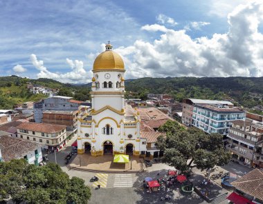 San Rafael, Antioquia, Kolombiya. 23 Kasım 2025. Kasabanın ana kilisesinin panoramik drone görüntüsü.