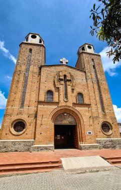 Yali, Antioquia, Kolombiya. 19 Ekim 2025. San Antonio de Padua Kilisesi, Katolik Kilisesi.