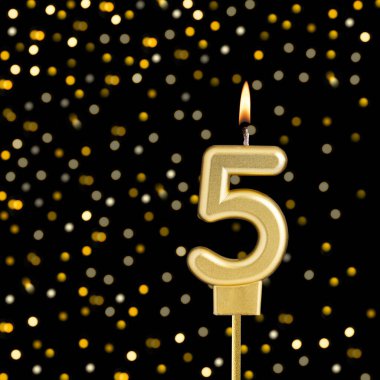 Bulanık ışıklı siyah arka planda 5 numara - soyut bulanık ışıklı doğum günü kartı