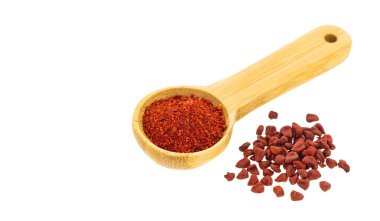 Bixa Orellana - Ölçüm kaşığında ezilmiş annatto tohumları