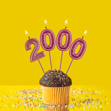 2000 sayısını oluşturan mumlar - Sarı arkaplan.