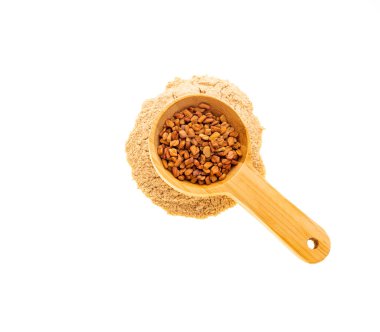 Tohumların yanında çam ağacı tozu ile ölçülen kaşık - Methi Dana