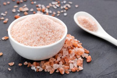 Himalaya tuzundan ince kristaller kasede ve kaşıkta