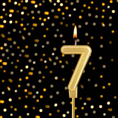 Bulanık ışıklı siyah arka planda 7 numara - soyut bulanık ışıklı doğum günü kartı