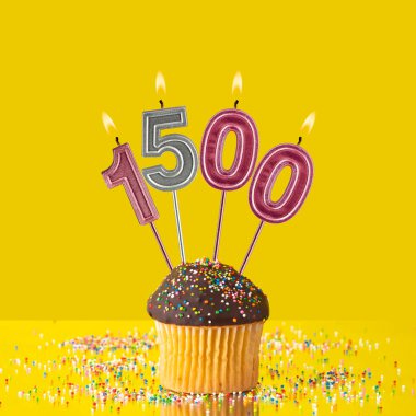 Mor mumlar 1500 sayısını oluşturuyor - İzleme, izleme ve takipçi sayısı.