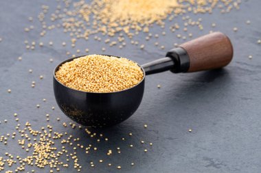 Amaranthus - Ölçüm kaşığındaki çiğ arranth tohumları