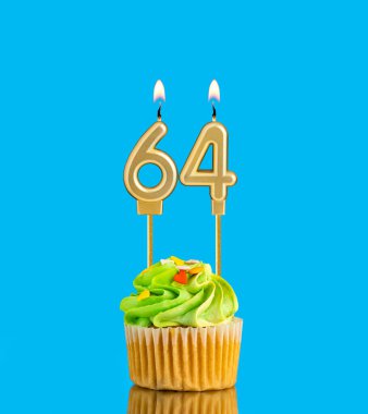 64 numaralı mumlu doğum günü keki.