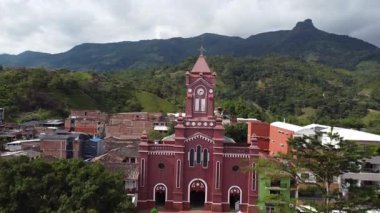 San Carlos, Antioquia, Kolombiya. 23 Kasım 2025. Kasabanın ana kilisesinin panoramik drone görüntüsü.
