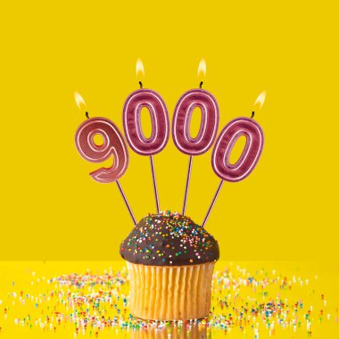 9000 sayısını oluşturan mumlar - Sarı arkaplan.