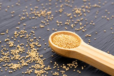 Amaranthus adlı bir kaşıkta ham araranth tohumları.