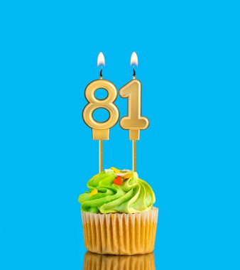 81 numaralı mum - Mavi arkaplanda kek olan doğum günü kartı
