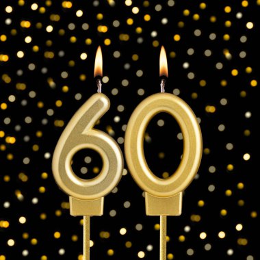 Siyah arkaplanda bulanık ışıklarla 60 numaralı doğum günü mumu.