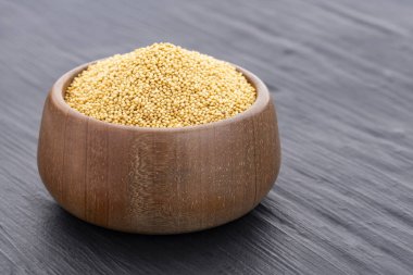 Ahşap bir kasede ham araranth tohumları - Amaranthus