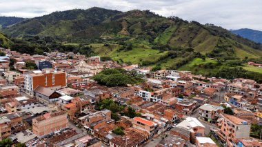 Hispania, Antioquia, Kolombiya. 8 Ekim 2025. Deniz seviyesinden 1000 metre yukarıda bulunan bir İHA 'nın hava görüntüsü..