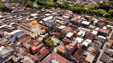 San Rafael, Antioquia, Kolombiya. 23 Kasım 2025. Deniz seviyesinden 1000 metre yüksekte bulunan hava aracı görüntüsü..