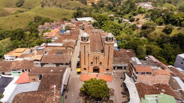 Yali, Antioquia, Kolombiya. 19 Ekim 2025. San Antonio de Padua Parish 'in modern bir cephesi ve iki kulesi vardır..